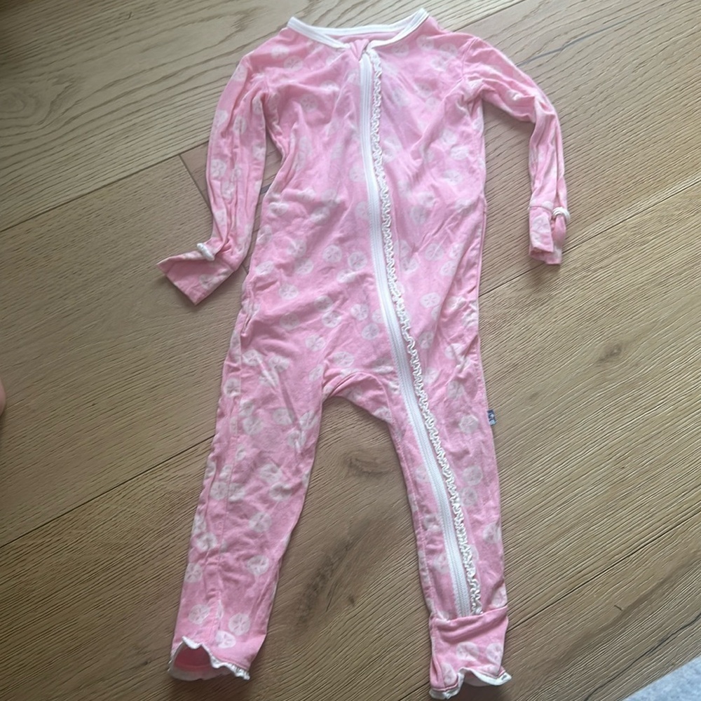 Kickee pants Print Muffin Ruffle Coverall Zipper in 9/12m lotus sand dollar